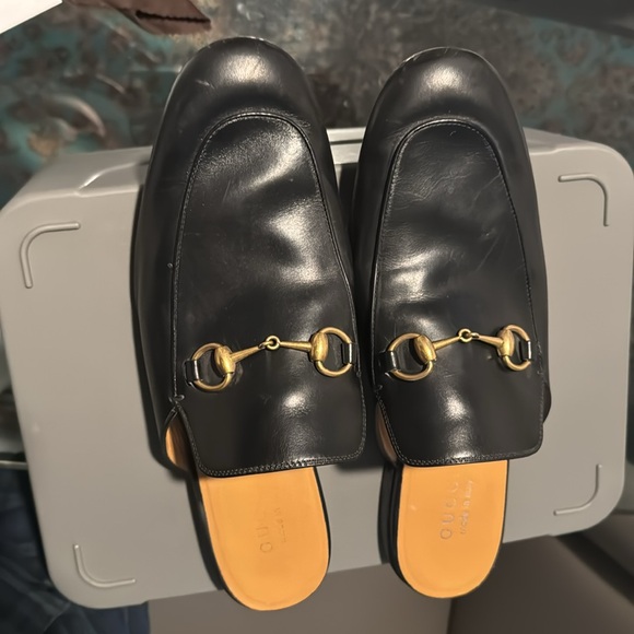 Gucci, black leather slippers with gold chain, size 10 - Picture 2 of 4